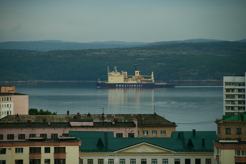 IMG_7115.JPG - А это один из наших атомных ледоколов, бороздит просторы.. :-) кольского залива.