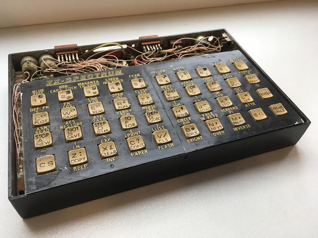 IMG_9244.JPG - Экземпляр №1. Синклер (Sinlair ZX Spectrum), самая первая версия, где-то 1986...1987 год), собран редким методом, т.н. "струнным" монтажем, самая миниатюрная версия из самодельных. Первый самодельный Синклер в г.Североморске..
