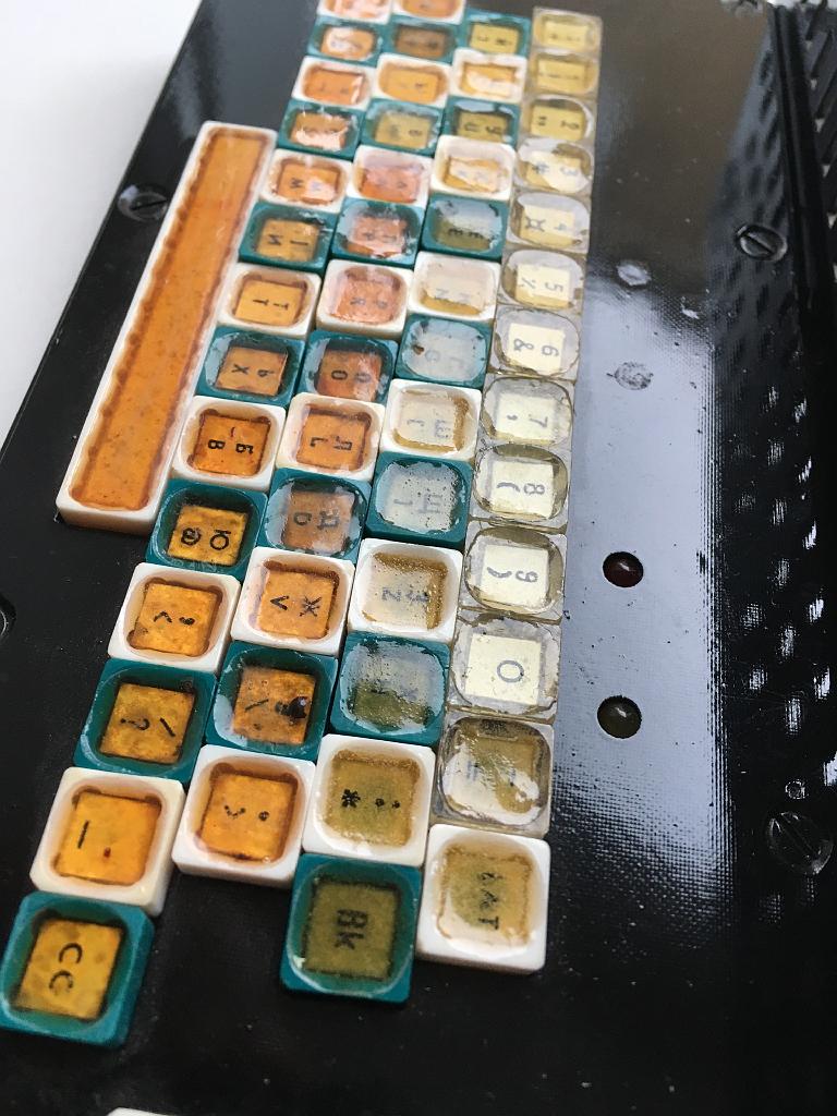 IMG_9251.JPG - клавиатура - полностью самодельная.. по принципу "из того что было"..  клавиши - элементы детского конструктора типа лего.