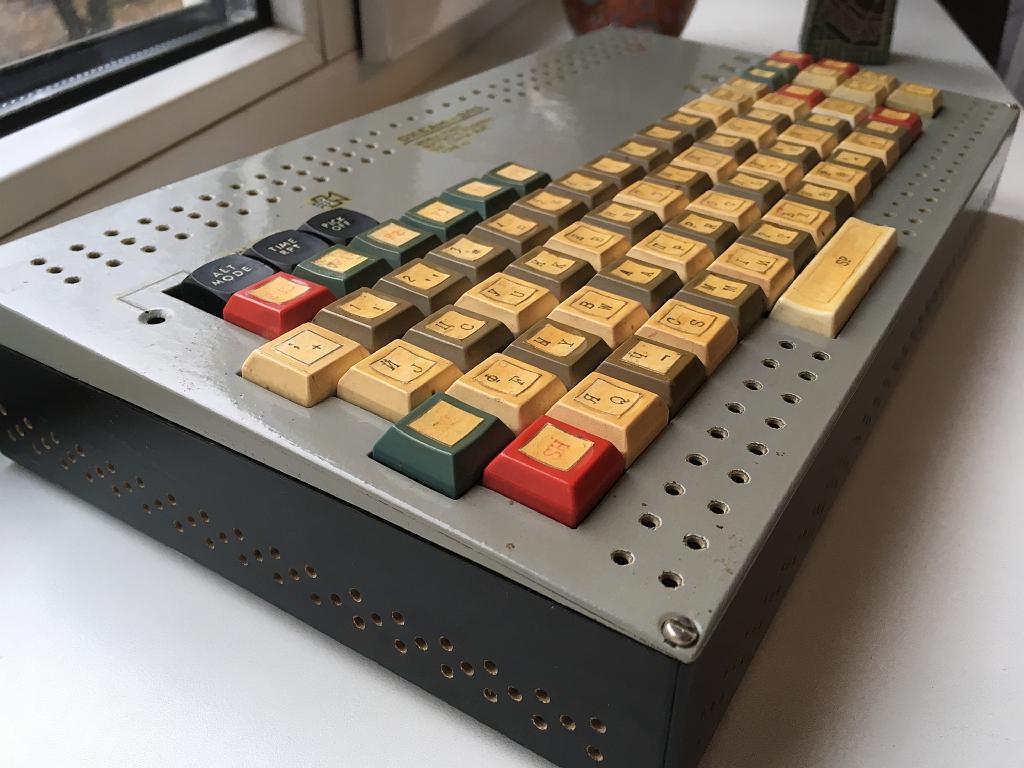 IMG_9255.JPG - должен бы быть в работоспособном состоянии, но не включался с 2000-ных.