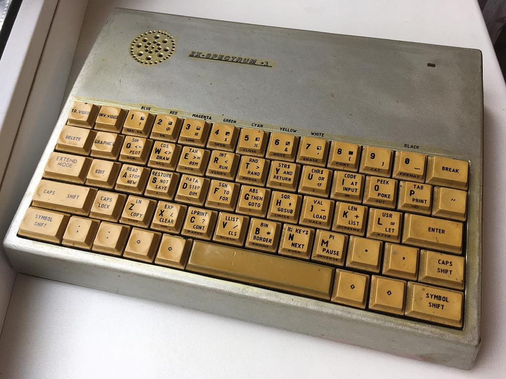 IMG_9265.JPG - Экземпляр №4 - снова Синклер, но расширенной версии, звук, операционная система, привод гибких дисков, много памяти.. (256 Кбайт!!!)