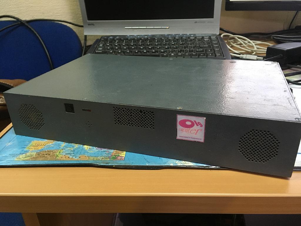 IMG_9544.JPG - и наконец, последний, экземпляр №5. это середина 90-х.. уже полноценный IBM PC, проц - семейства 486.. размеры чуть меньше пачки бумаги.