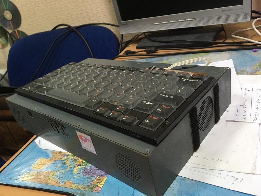 IMG_9547.JPG - клава - от одного из первых ноутбуков.. внутри все, включая блок питания, полноценный, флопи-дисковод, конвертер для ТВ, пара динамиков...