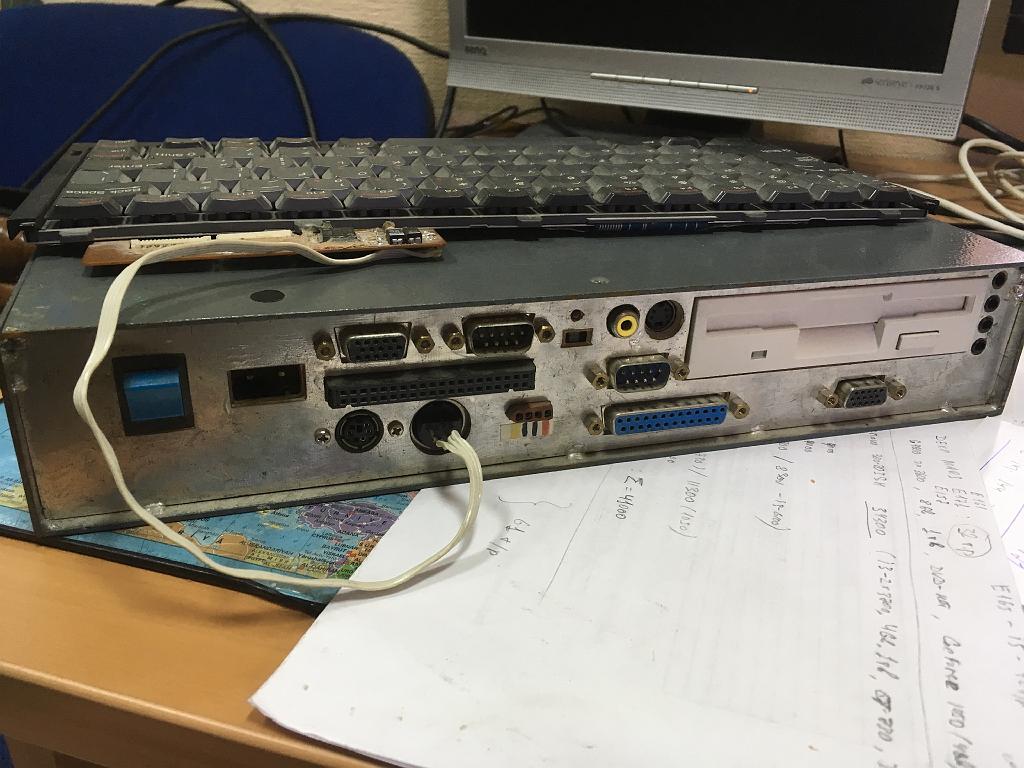 IMG_9548.JPG - VGA, IDE, выходы питания (для внешнего CDROM), COM, LPT, выхода RGB и Component для ТВ, выходы звуковой карты.