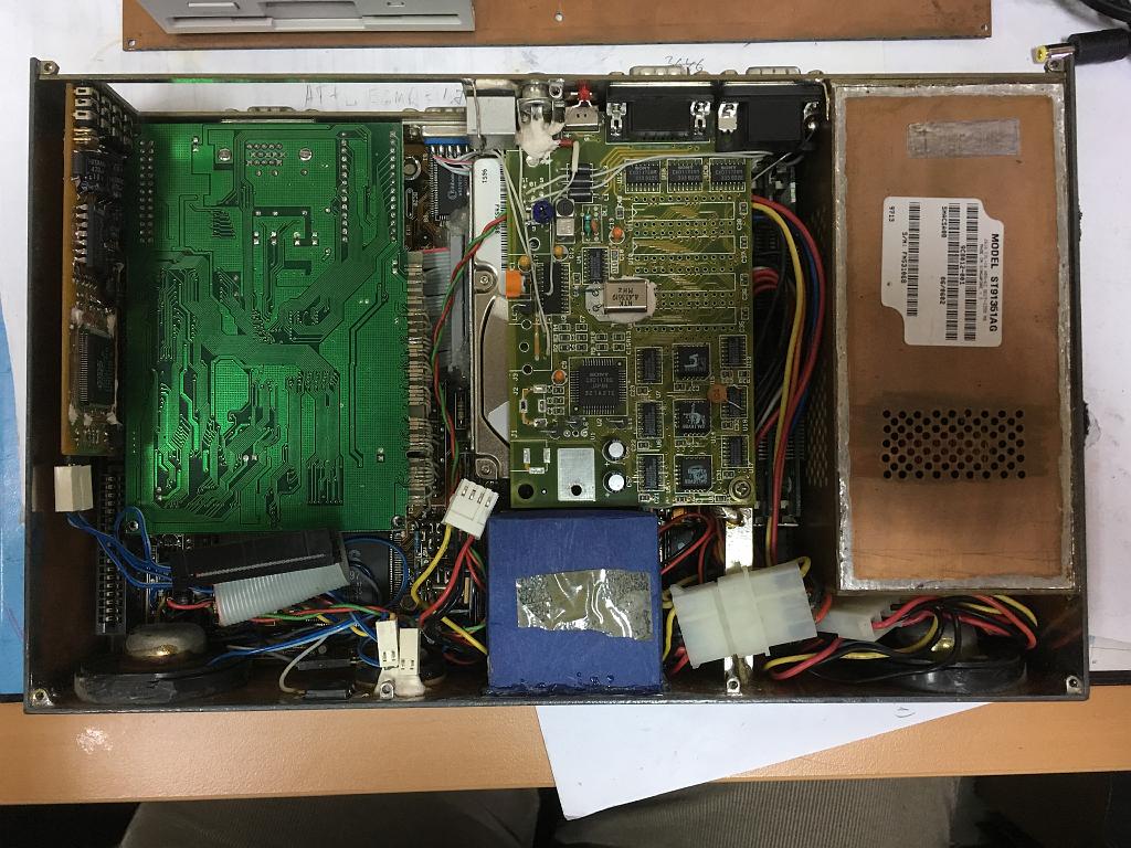 IMG_9549.JPG - внутренности... HDD - один из первых формата 2,5".. оочень большая редкость в то время.. на 820 мегабайт!