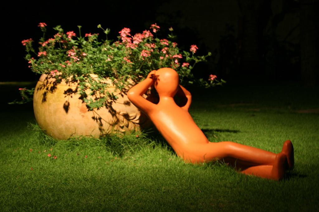 IMG_0322.JPG - Отель вечером.. по всей территории - смешные фигурки..