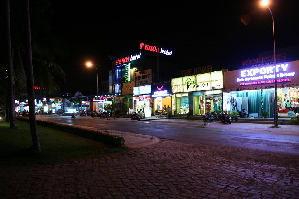 IMG_0329.JPG - вышел из отеля - вся улица сплошь магазины и рестораны (и другие отели)..