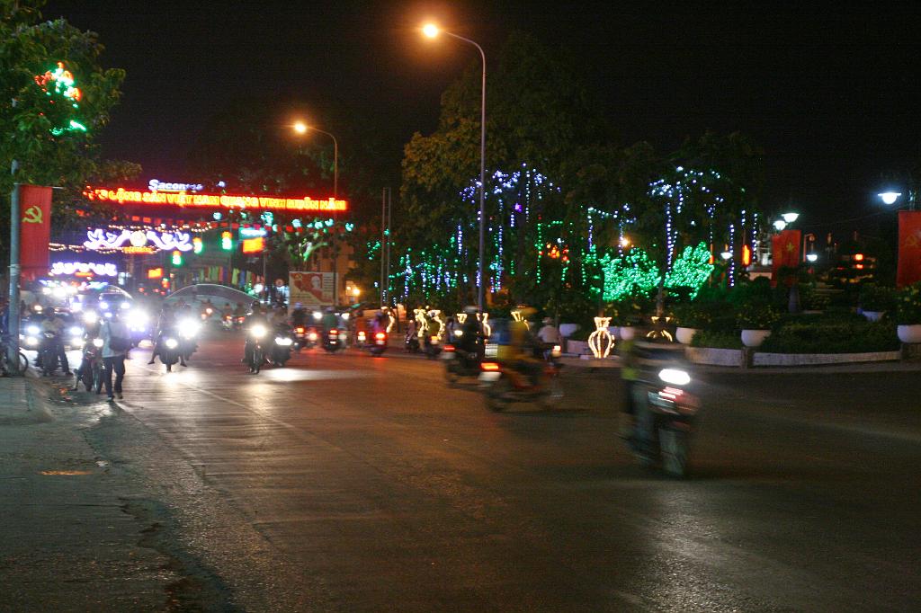 IMG_1202.JPG - вечерняя иллюминация не очень богата.