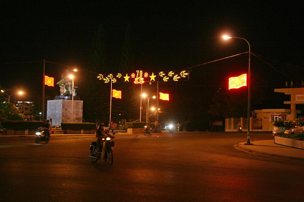 IMG_1209.JPG - 70 лет независимости (от Франции! от США - другой праздник, не менее значительный - 30 апреля).