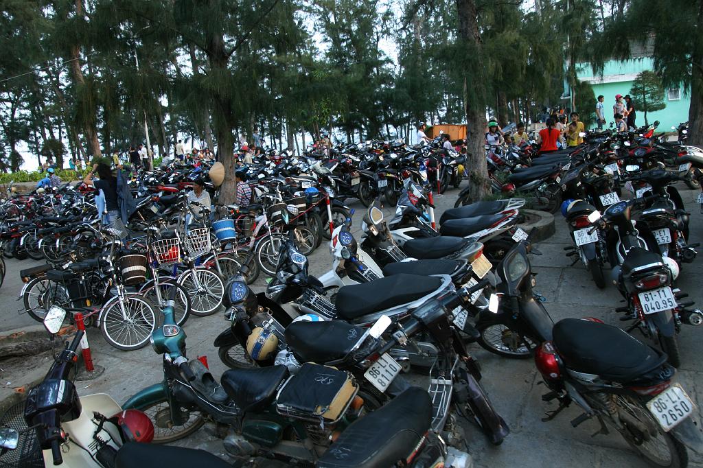 IMG_1254.JPG - сколько вьетнамцев - столько мотобайков!.