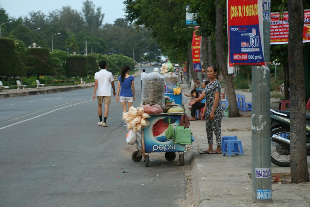 IMG_1275.JPG - снова еда, уличная, рисовая, а может быть кукурузная лепешка! ну суппер вкусная!! с кунжутными семечками внутри, стоит естественно рублей 10 на наши деньги...
