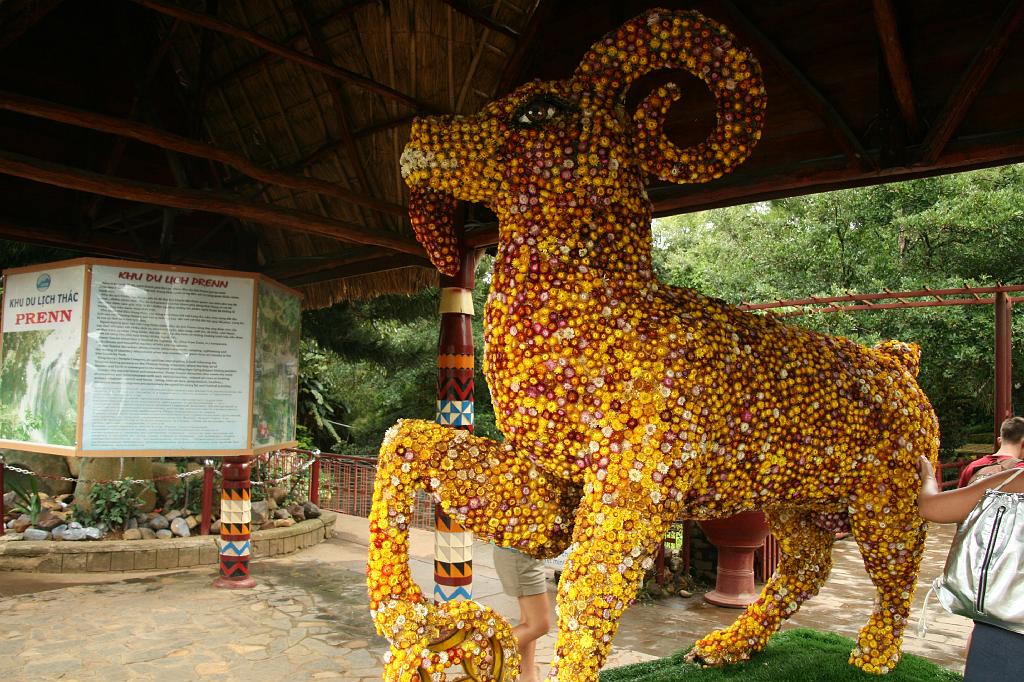 IMG_0738.JPG - вход в ботанический парк - цветочный баран!.