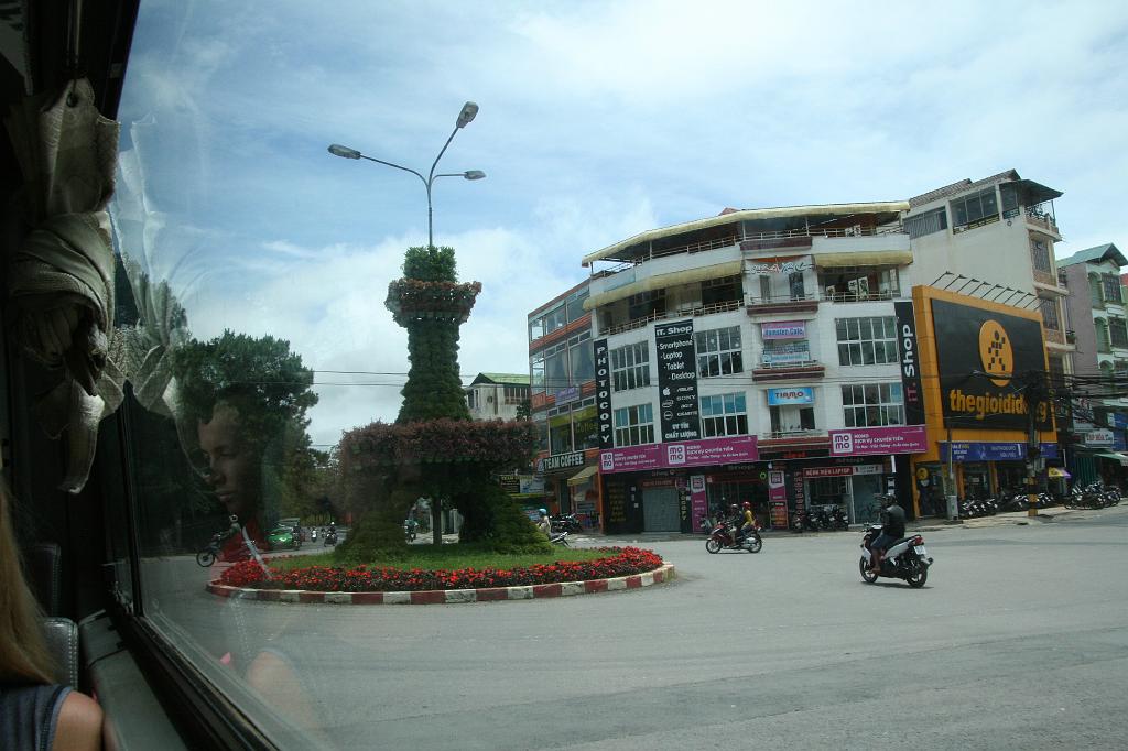 IMG_1005.JPG - "Эйфелева башня" по-вьетнамски.. :-).