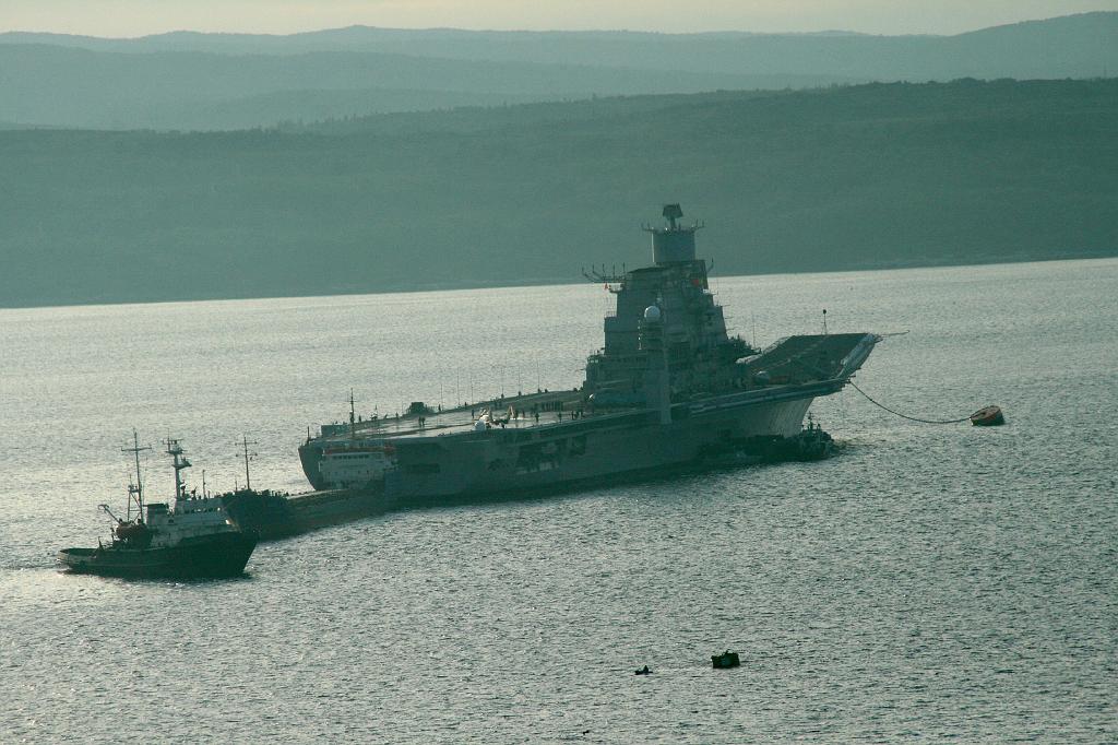 2_IMG_5318.JPG - Июль.. ночь.. одинокий истребитель на корме...