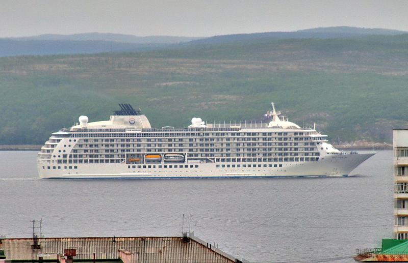 IMG_6727__.jpg - Примечателен он тем что является не простым круизным лайнером, а "плавающими апартаментами", на его борту около 200 шикарных квартир, являющихся чьей-либо частной собственностью!