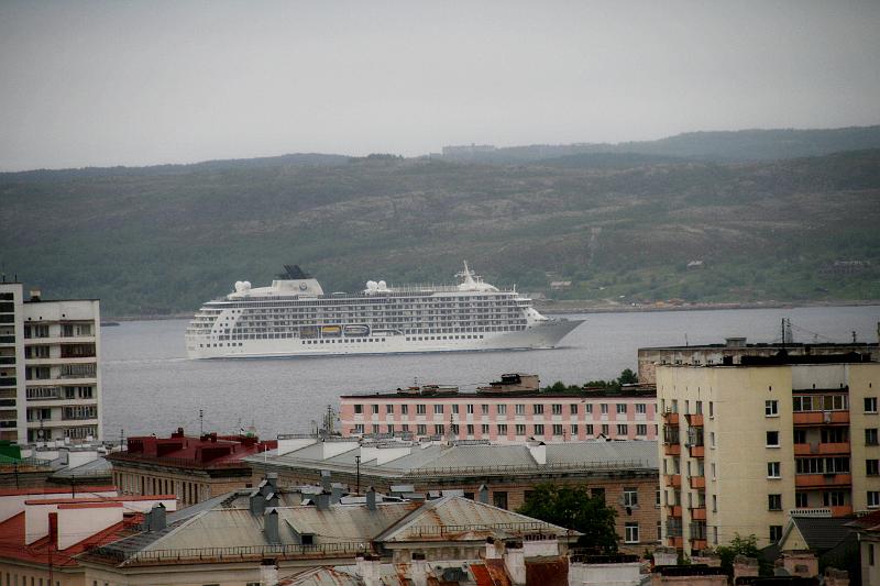 IMG_6730.JPG - Таих судов в мире - всего два, а этот спущен на воду совсем недавно, в январе 2013 года, остается загадкой, что он забыл в водах г.Мурманска... :-)