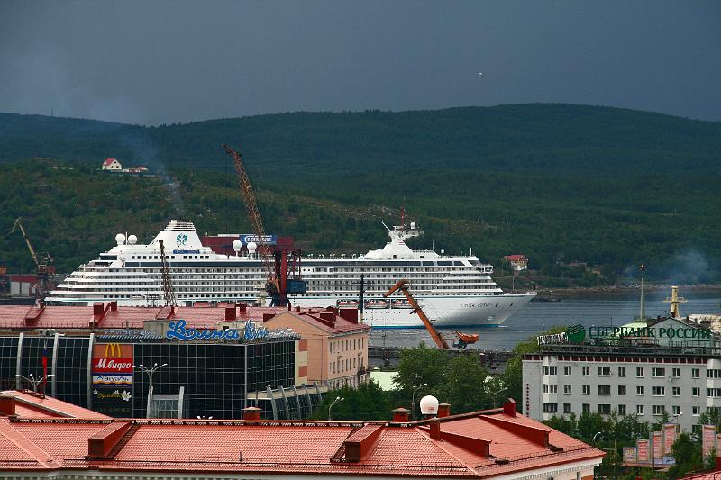 IMG_6753.JPG - 11 июля 2013г. А вот наш родной г,Мурманск посетил еще один великолепный своей уникальностью океанский лайнер. Crystal Serenity ("Кристальная прозрачность"). Его считают одним из самых роскошных в мире, но не самым большим.