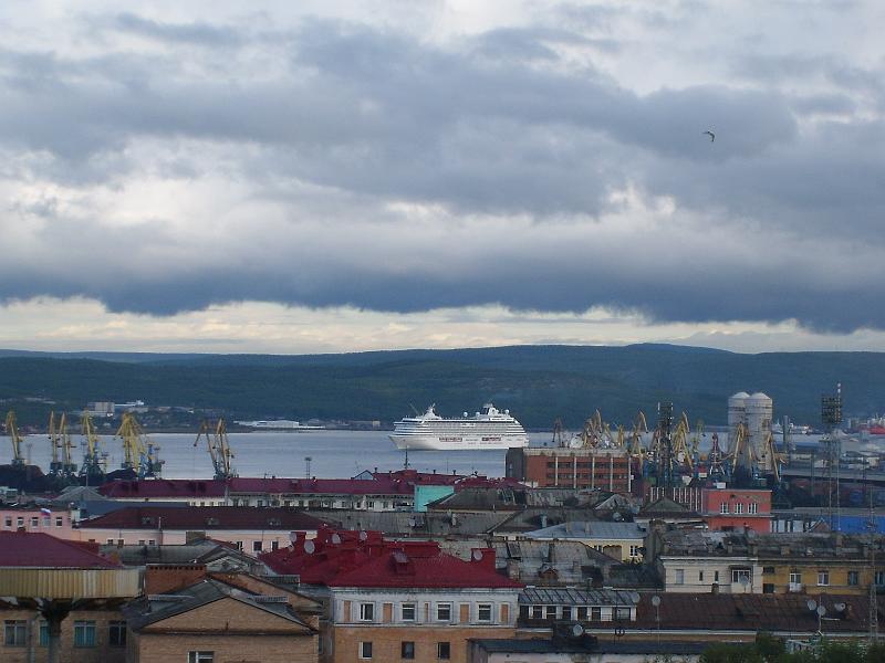 SL272808.JPG - А это он утом прибывает в порт.